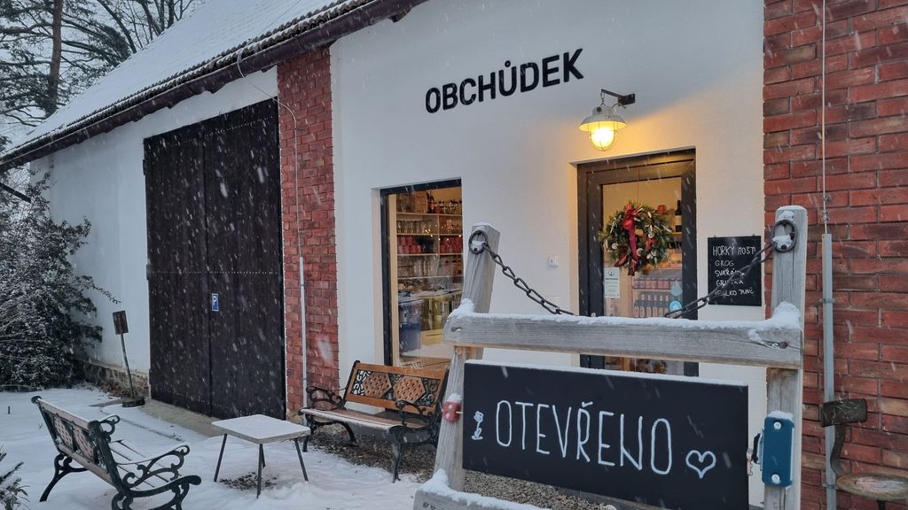 Obchůdek s cedulí Otevřeno